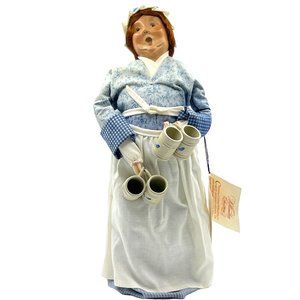 Byers Choice 2000 Williamsburg Bar Tavern Maid With Stoneware Beer Mugs And Tags